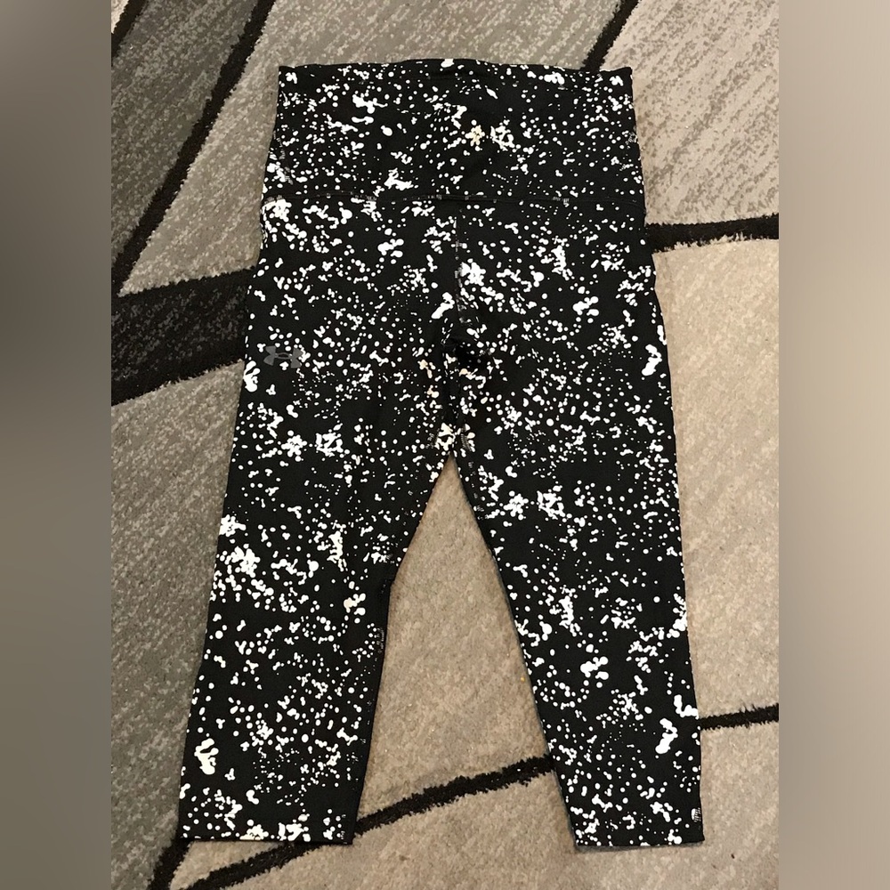 25. Under Armour Black and white crop compression leggings size medium